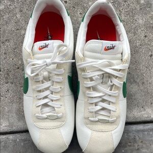 Nike Men's White and Green Sneakers